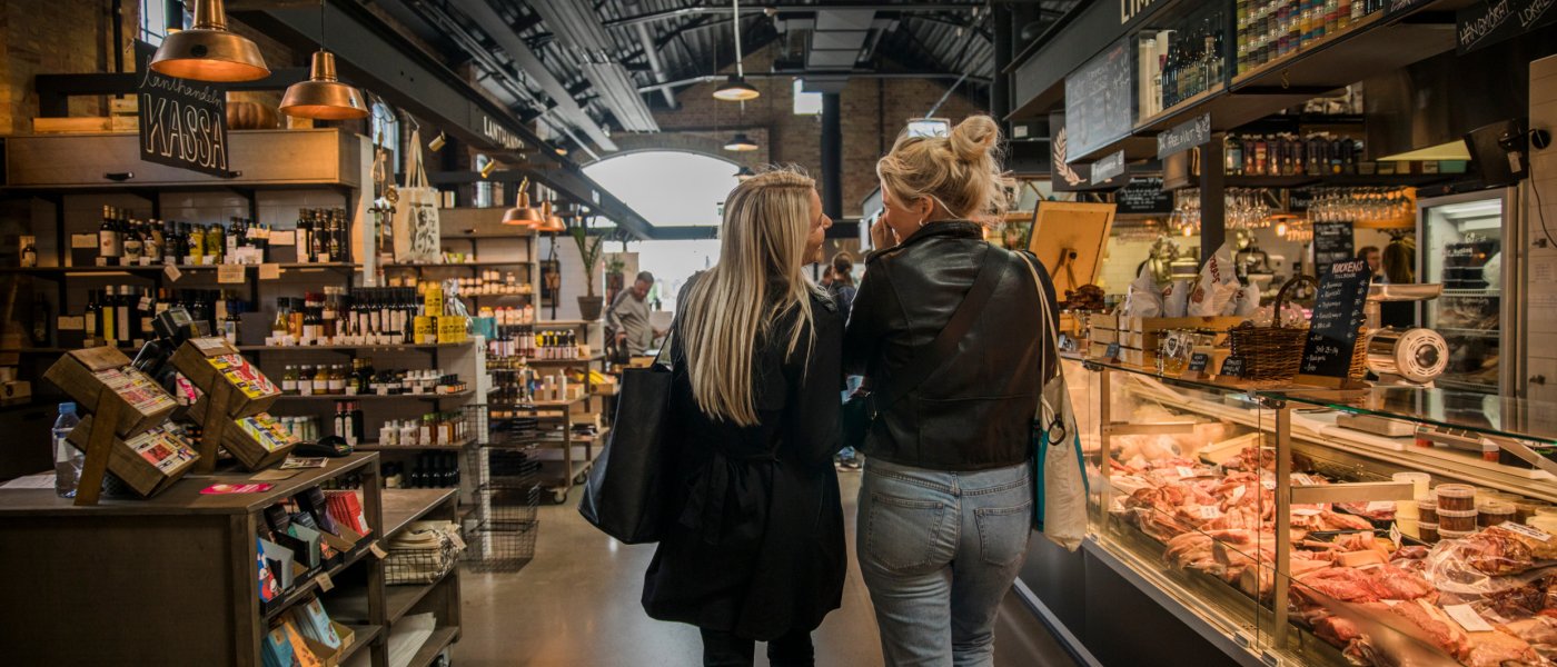 Two women in Malmö Saluhall. ©ImageBankSweden