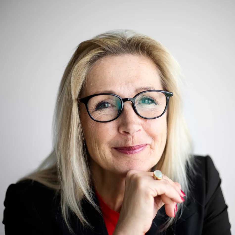 Portrait photo of a woman looking in to the camera